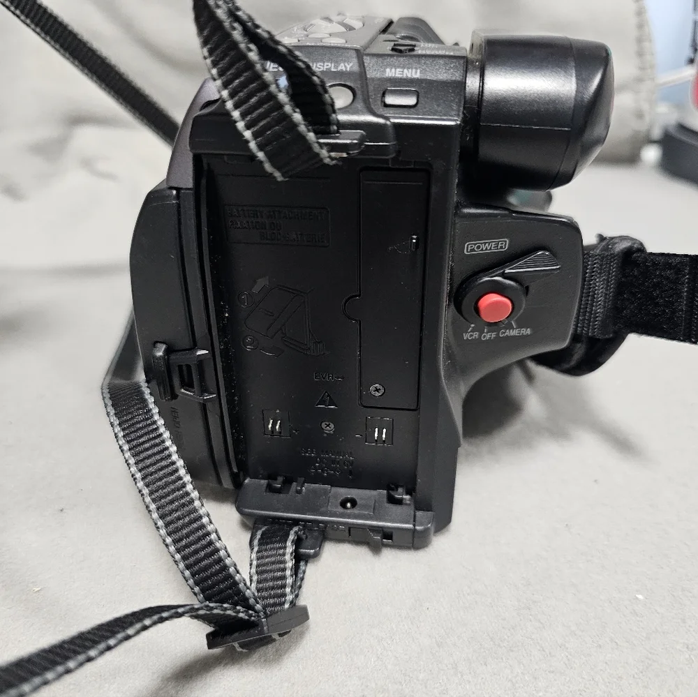 Vintage Quasar Palmcorder VHS Digital Camcorder. No Battery Untested